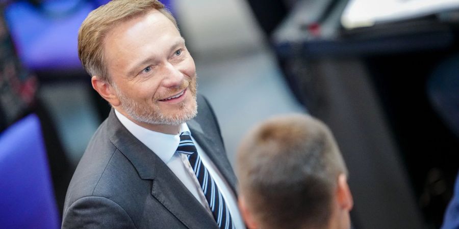 Christian Lindner (FDP), Bundesminister der Finanzen, nimmt an der Sitzung des Bundestags zum Auftakt der Haushaltswoche im Parlament teil.