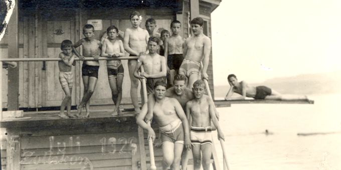 Seebuben im Männerabteil der Badeanstalt Zollikon 1926. Baden 1926