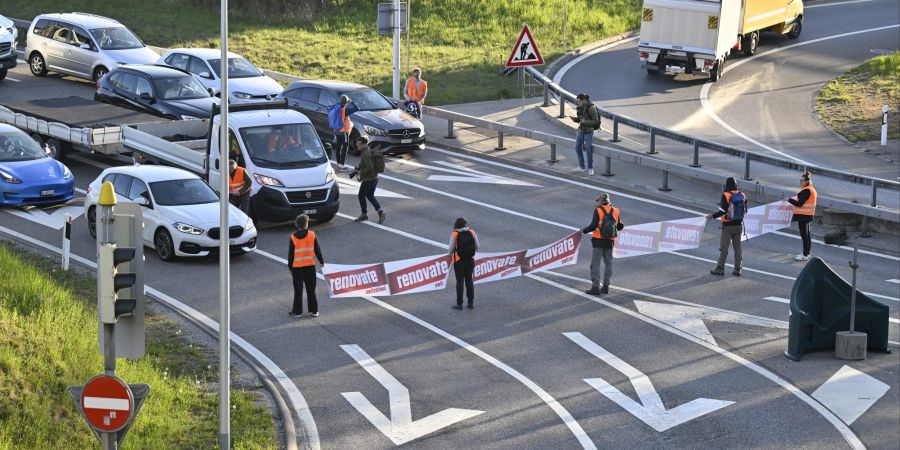 Klimaaktivisten der Gruppierung «Renovate Switzerland» blockieren die Autobahnausfahrt A6 beim Wankdorf, am Dienstag, 19. April 2022, in Bern.