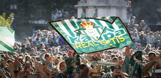 Die Fans von Betis feiern den Pokalsieg ihrer Lieblinge. La Liga