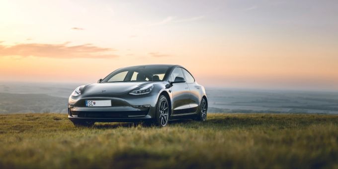 Auch in der Schweiz wollen immer mehr Menschen ein Elektroauto fahren. Elektroauto Weiterbildung Elektrotechnik