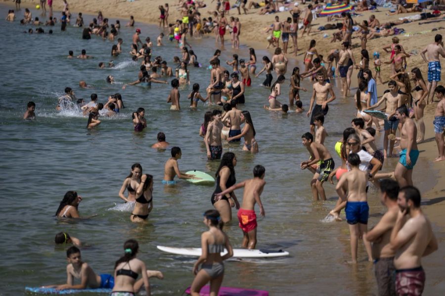 Menschen kühlen sich in Barcelona, Spanien, am Meer ab.