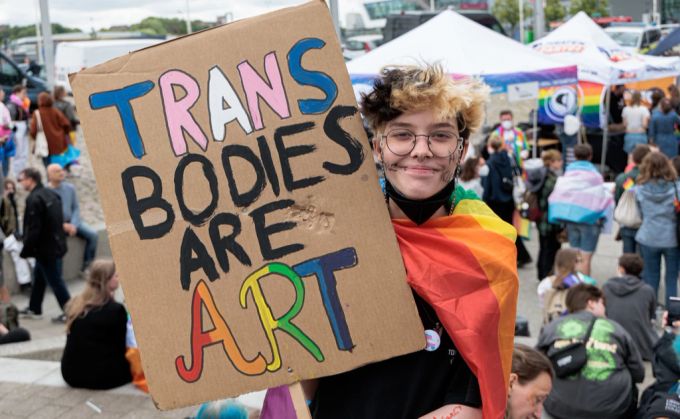 Noah hält auf der Demonstration zum Berliner Christopher Street Day (CSD) am Bootshafen ein Schild mit der Aufschrift «Trans Bodies Are Art». Foto: Markus Scholz/dpa Berliner Christopher Street Day