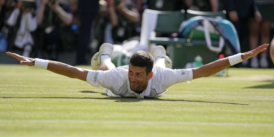 Novak Djokovic feiert seinen siebten Titel in Wimbledon.