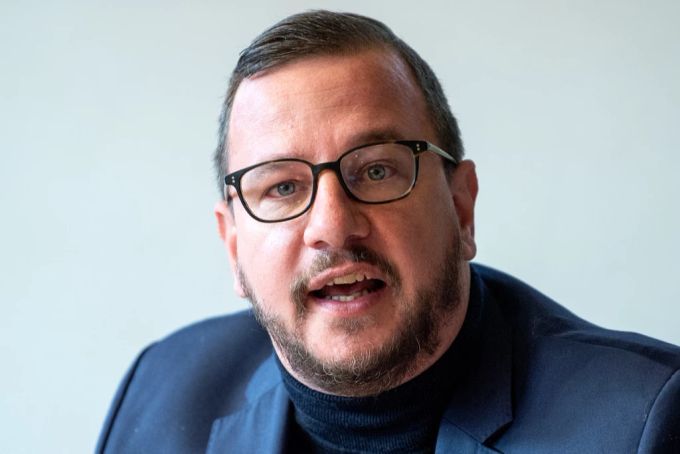 Mitte-Fraktionspräsident Philipp Bregy anlässlich des «Dreikönigsgesprächs» seiner Partei am 6. Januar 2022. Mitte Philipp Bregy Benzinpreis