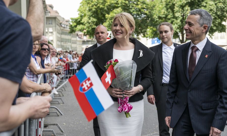 Bundespräsident Ignazio Cassis und die slowakische Präsidentin Zuzana Čaputová grüssen das Publikum auf dem Bundesplatz in Bern.