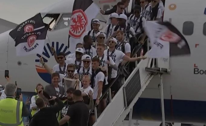 Die Eintracht Frankfurt ist mit dem Europa-League-Pokal zurück in der Heimat. Eintracht Frankfurt Europa League