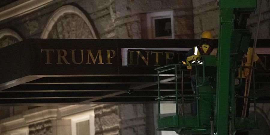 Ddie Beschilderung für das Trump International Hotel wird entfernt, weil die Pachtrechte für das Hotel in Washington D.C. verkauft wurden. Foto: Gemunu Amarasinghe/AP/dpa