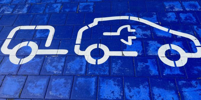 Ein Symbol für Elektro-Autos an einer Ladestation in Petersberg. Ein Symbol für Elektro-Autos an einer Ladestation in Petersberg.