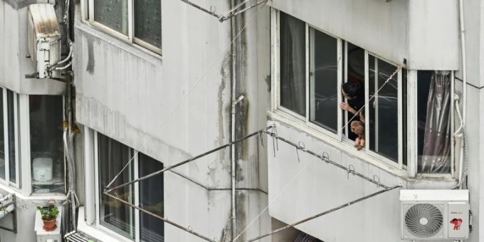 Bewohner von Shanghai schauen im Lockdown aus Fenstern Bewohner von Shanghai schauen im Lockdown aus Fenstern