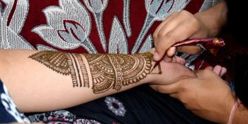 Henna Arm Tatoo Bild