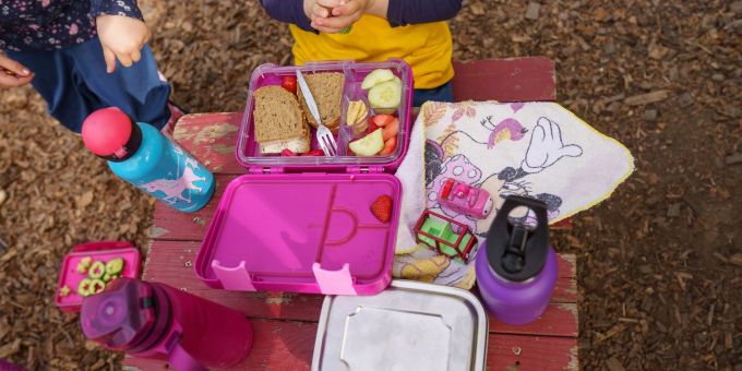 Gemeinsam essen im Wald: Die Kinder im Waldkindergarten "Die Frischlinge" haben ihr mitgebrachtes Früstück ausgebreitet. Gemeinsam essen im Wald: Die Kinder im Waldkindergarten "Die Frischlinge" haben ihr mitgebrachtes Früstück ausgebreitet.