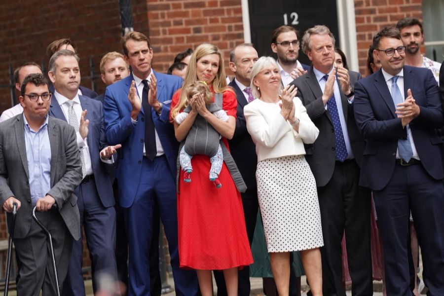 Auch Johnsons Frau Carrie, hier mit der gemeinsamen Tochter Romy, war anwesend, als der Premierminister seine Rede hielt.