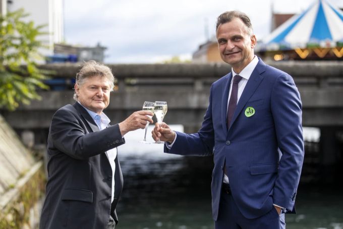 FCZ-Präsident Ancillo Canepa und der damalige GC-Boss Andras Gurovits stossen auf die gewonnene Stadionabstimmung an. Hardturm