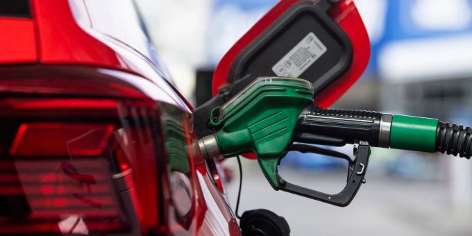 Eine Tankstelle in Berlin. Bi Ende August wird der Steuersatz für Benzin um fast 30 Cent, für Diesel um gut 14 Cent gesenkt - doch nicht alle profitieren gleich, zeigt eine neue Studie. Eine Tankstelle in Berlin. Bi Ende August wird der Steuersatz für Benzin um fast 30 Cent, für Diesel um gut 14 Cent gesenkt - doch nicht alle profitieren gleich, zeigt eine neue Studie.