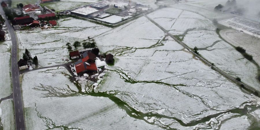 Winterlich sieht die Landschaft aus, nachdem ein heftiger Hagelschauer niedergegangen war.