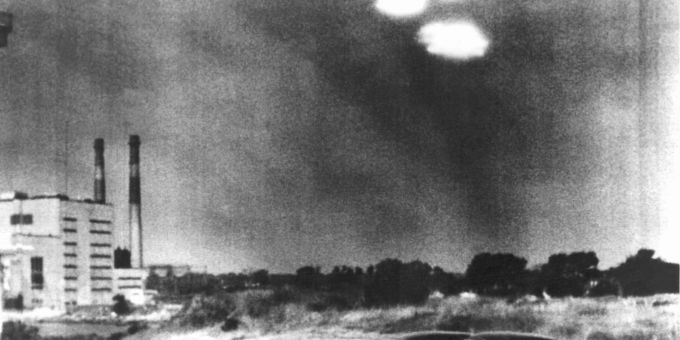 Vier in Formation fliegende "Objekte" über der Stadt Salem im US-Bundesstaat Massachusetts sind von einem Kameramann der US-Küstenwache am 16. Juli 1952 um 09:35 Uhr beobachtet worden. Das Bildmaterial wurde der amerikanischen Abwehr zur Überprüfung übermittelt, bevor es zur Veröffentlichung freigegeben wurde. Vier in Formation fliegende "Objekte" über der Stadt Salem im US-Bundesstaat Massachusetts sind von einem Kameramann der US-Küstenwache am 16. Juli 1952 um 09:35 Uhr beobachtet worden. Das Bildmaterial wurde der amerikanischen Abwehr zur Überprüfung übermittelt, bevor es zur Veröffentlichung freigegeben wurde.