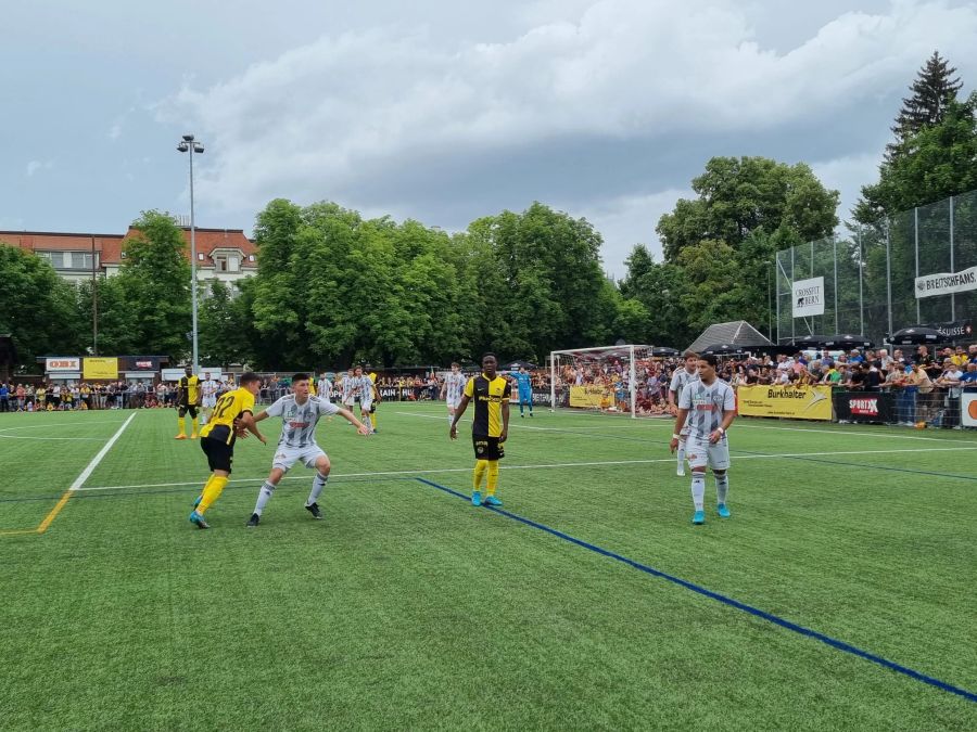 Auf dem Spitalacker ziehen dunkle Wolken auf – Wicky wird bei seinem ersten YB-Auftritt kalt geduscht, gewinnt aber das Derby gegen Breitenrain.