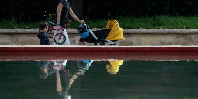 Frau mit Kinderwagen Frau mit Kinderwagen