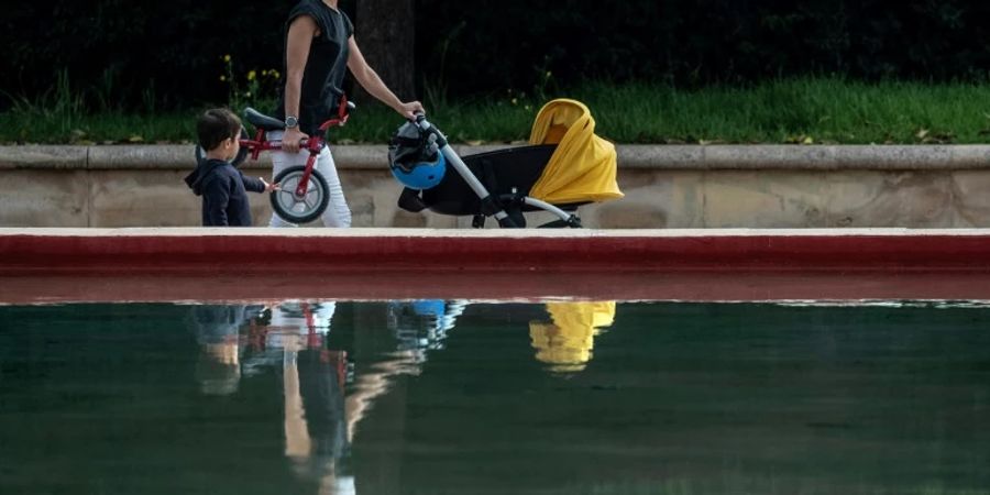 Frau mit Kinderwagen
