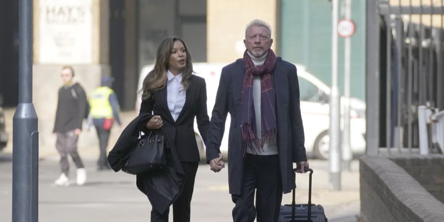 Boris Becker läuft mit seiner Lilian de Carvalho Monteiro zum Londoner Gericht.