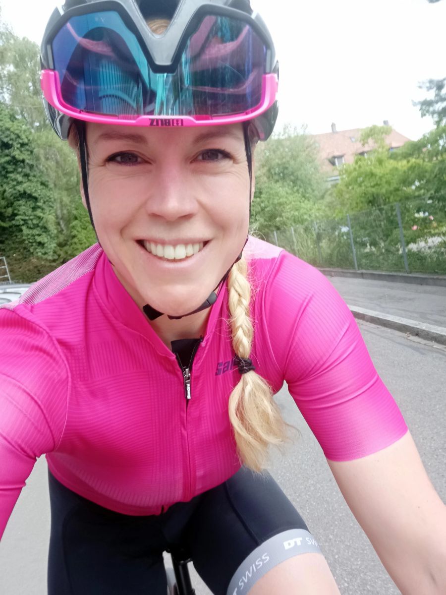 Monika Sattler auf dem Velo