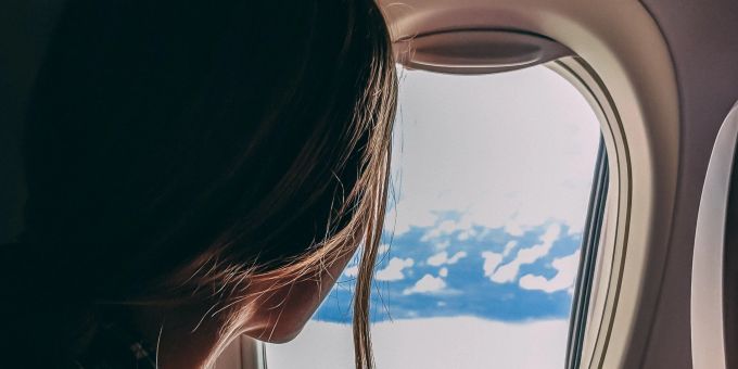 Einen Fensterplatz im Flugzeug zu haben, kann Nachteile haben. Flugzeug