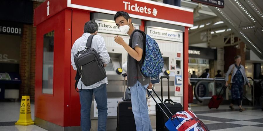 Bahnreisende vor einem Billettautomaten an der Station Liverpool Street in der britischen Hauptstadt London. (Archivbild)