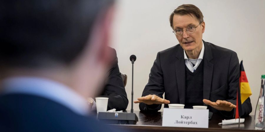 Der Fahrstuhl sackte "ruckartig 1 Meter" ab, berichtet Gesundheitsminister Karl Lauterbach.
