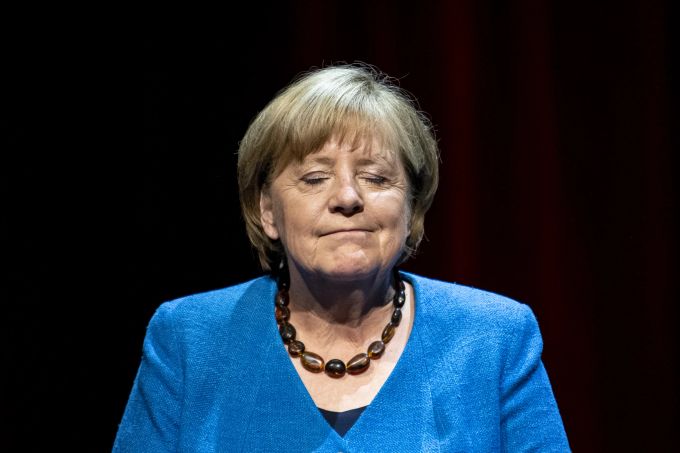 Die ehemalige Bundeskanzlerin Angela Merkel (CDU) reagiert im Berliner Ensemble auf eine Frage des Journalisten und Autors Alexander Osang. (Foto: Fabian Sommer/dpa +++ dpa-Bildfunk +++) Altkanzlerin Merkel