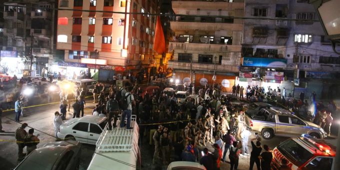 In der Stadt Karatschi in Pakistan starb am Donnerstagabend ein Mann durch eine Bombenexplosion. Karatschi