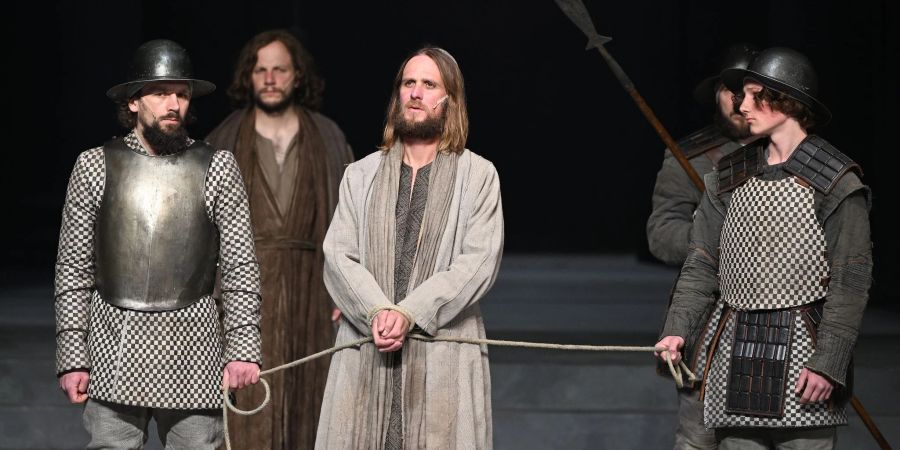 Der gefangene Jesus (Frederik Mayet, m.) bei den Oberammergauer Passionsspielen.