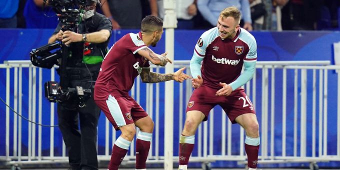 Jarrod Bowen (r) von West Ham United feiert sein Tor zum 3:0 bei Olympique Lyon. Jarrod Bowen (r) von West Ham United feiert sein Tor zum 3:0 bei Olympique Lyon.