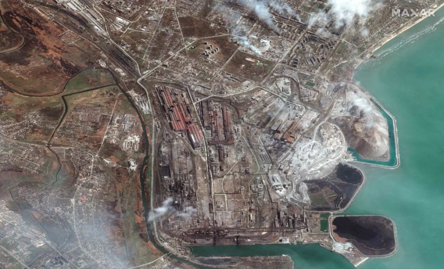 Dieses von Maxar Technologies zur Verfügung gestellte Satellitenbild zeigt einen Überblick über die Eisen- und Stahlwerke von Asow-Stahl im östlichen Mariupol am Samstag, 9. April 2022.