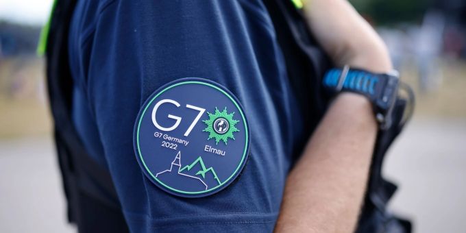 Das G7-Logo ist auf dem Ärmel eines Polizisten zu sehen. Das G7-Logo ist auf dem Ärmel eines Polizisten zu sehen.