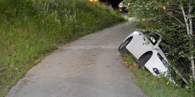 Emmetten NW: Fahrzeug landet nach Wendemanöver in Bachbett