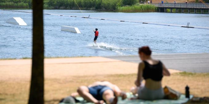 Ein Wasserski-Fahrer ist auf dem Stadtparksee in Norderstedt nördlich von Hamburg unterwegs. Ein Wasserski-Fahrer ist auf dem Stadtparksee in Norderstedt nördlich von Hamburg unterwegs.