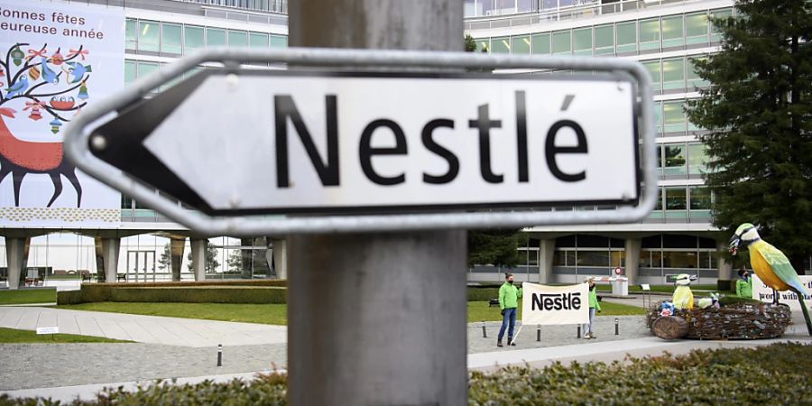 Nestlé hat im ersten Halbjahr zwar mehr umgesetzt, aber unter dem Strich weniger verdient. Der Umsatz stieg um 9,2 Prozent auf 45,6 Milliarden Franken. Der Reingewinn sank dagegen um 11,7 Prozent auf 5,2 Milliarden Franken.