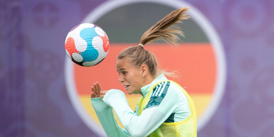 Hat sich mit dem Corona-Virus infiziert und fällt gegen Frankreich aus: Klara Bühl spielt beim Training einen Kopfball.