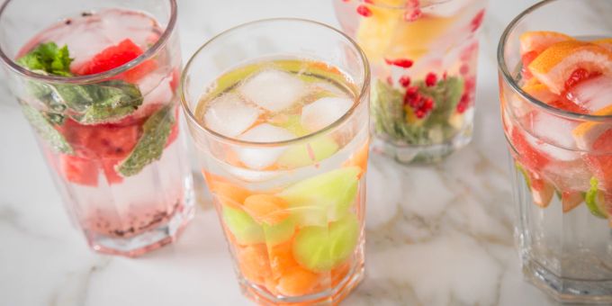 Mit Kräutern, Obst- und Gemüseschnitzen lässt sich Wasser wunderbar aufpeppen. Wassergläser mit Gemüse und Früchten