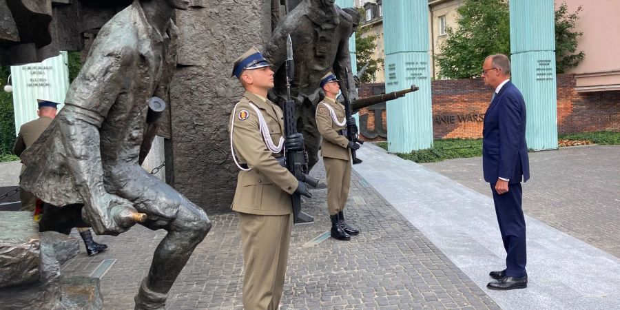 Friedrich Merz, CDU-Vorsitzender und Chef der Unions-Bundestagsfraktion, legt am Denkmal für den Warschauer Aufstand 1944 einen Kranz nieder.