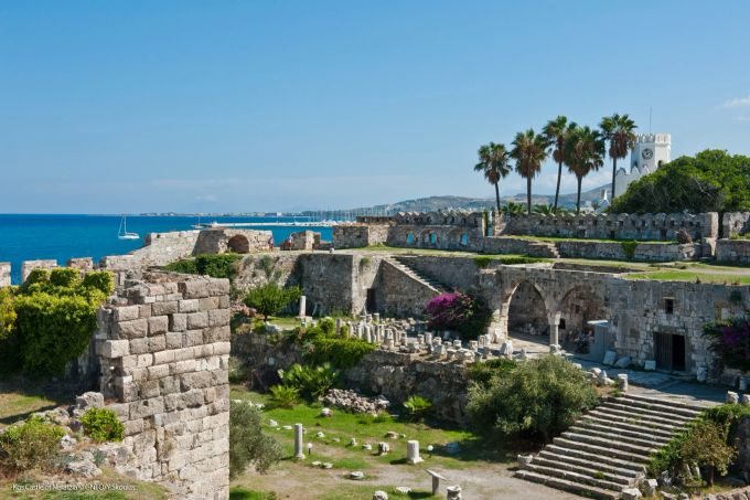 Die mittelalterische Festungsruine Neratzia liegt am Hafen von Kos-Stadt. Festung Meer Ruine Griechenland Palmen