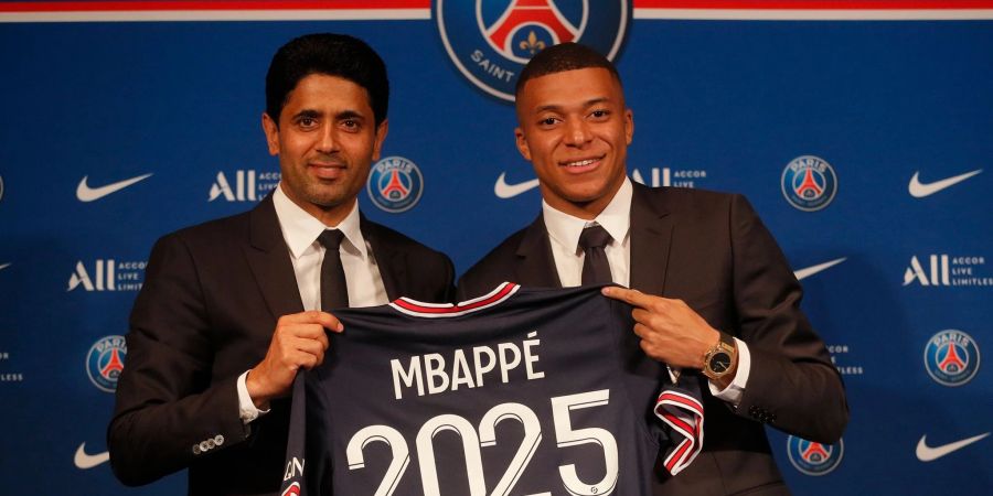 Kylian Mbappes (r) Vertrag bei PSG wurde zu deutlich erhöhten Bezügen verlängert.