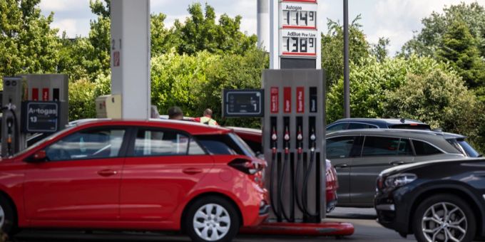 Deutschland hat die Energiesteuer für Kraftstoffe gesenkt. Schweizer Autofahrer tanken deshalb lieber ennet der Grenze. Deutschland Tankstelle
