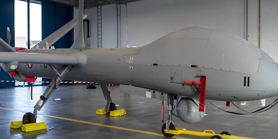 Hat ihren Erstflug erfolgreich absolviert: Eine Drohne Hermes 900 HFE in einem Hangar in Emmen. (Archivbild)