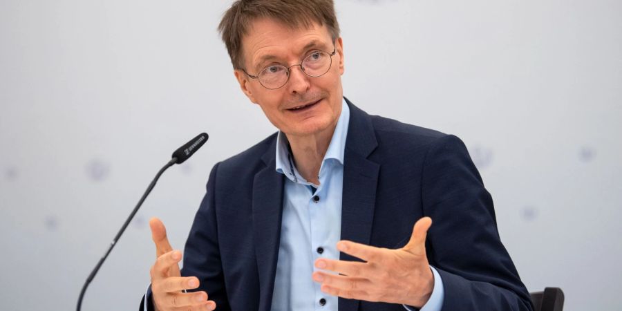 Gesundheitsminister Karl Lauterbach rät Älteren und Vorerkrankten zur Auffrischungsimpfung.