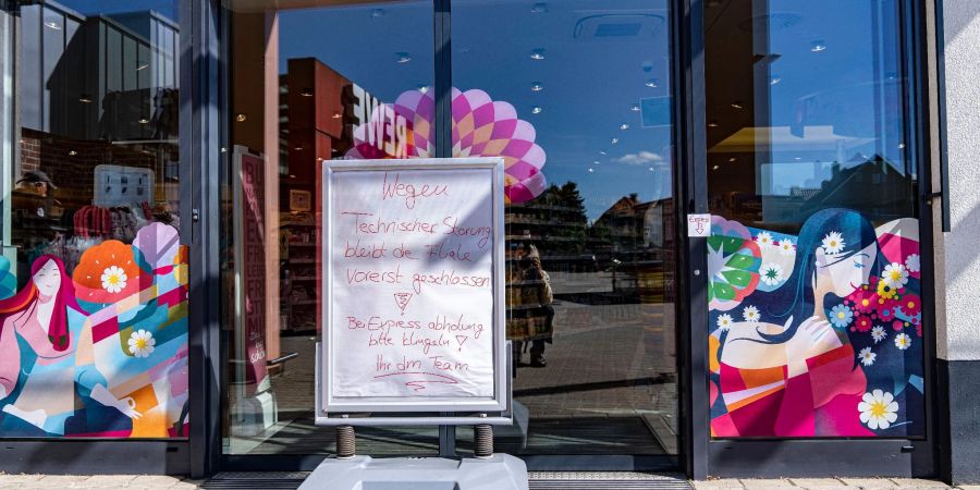 Auf einem Schild einer DM-Filiale steht «Wegen technischer Störung bleibt die Filiale vorerst geschlossen!».