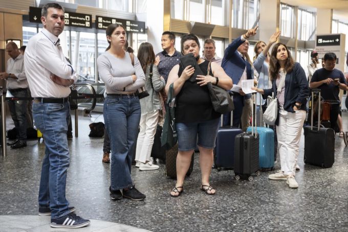 Tausende Passagiere müssen auf eine neue Flugverbindung warten. Flughafen Zürich