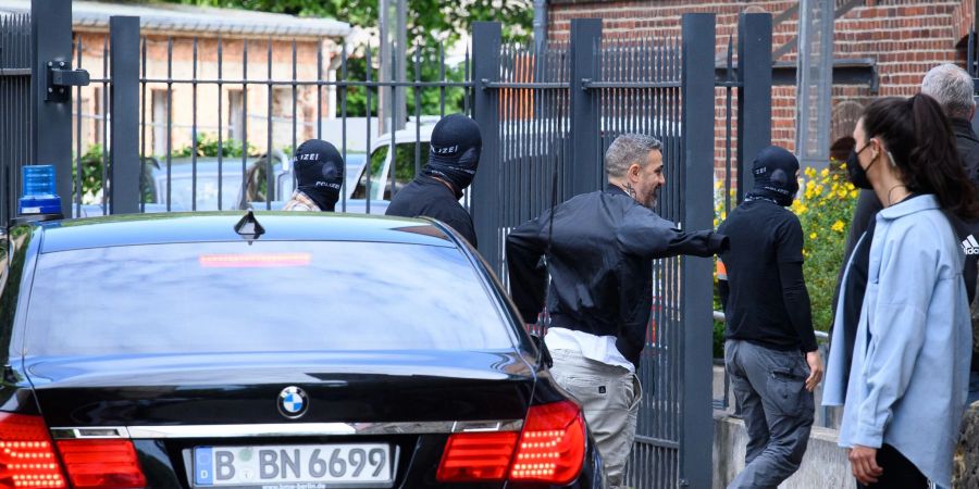 Rapper Bushido (m) kommt unter Polizeischutz zum Potsdamer Amtsgericht.