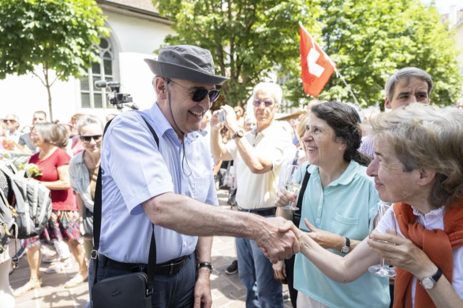 Bundesrat Guy Parmelin schüttelt Hände in Schaffhausen.